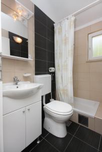 Ένα μπάνιο στο Apartments by the sea Postira, Brac - 705 +23 φωτογραφίες