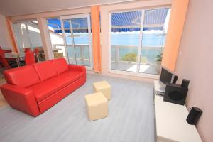 Televízia a/alebo spoločenská miestnosť v ubytovaní Apartments by the sea Tkon, Pasman - 686