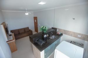 Souza Reis Apart - Unidade 1 في ساو ثومي داس ليتراس: مطبخ مع حوض واريكة في الغرفة +34 صورة