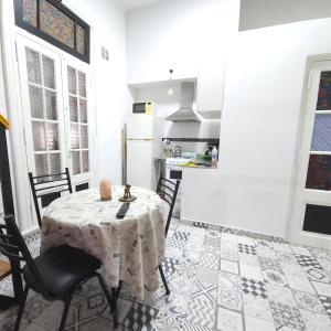 uma cozinha com mesa e cadeiras num quarto em Luna de Mandalas em Buenos Aires