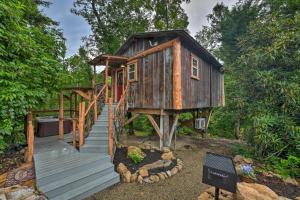 Baumhaus mit Holzterrasse und Treppe in der Unterkunft Hand-Crafted Creekside Treehouse with Grill! in Cosby