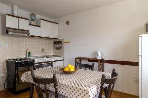 Fotografia z galérie ubytovania Apartments by the sea Maslinica, Solta - 775 v destinácii Grohote