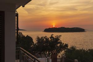 Fotografia z galérie ubytovania Apartments by the sea Maslinica, Solta - 775 v destinácii Grohote