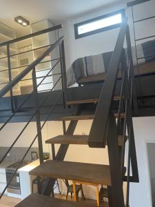 escalera de caracol en una habitación con litera en LOFT centrico 11 de Abril, en Bahía Blanca 6 fotos más