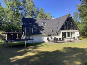 ein Haus mit einer Tischtennisplatte davor in der Unterkunft Holiday home Hadsund CXXXVII in Hadsund