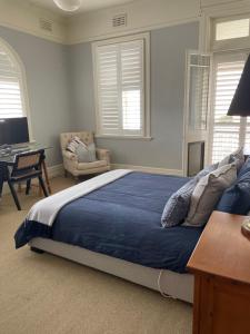 The Westbury Dubbo客房内的一张或多张床位
