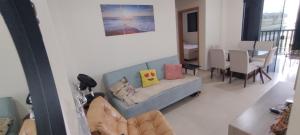 ein Wohnzimmer mit Sofa und Tisch in der Unterkunft Apto 2 quartos em Imbituba Santa Catarina in Imbituba