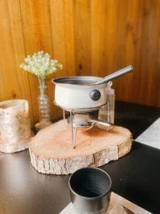 a pot on a stand on a cutting board at Modo- lar mini casa in Penha