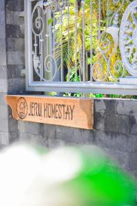 Un certificado, premio, cartel u otro documento en Jeru Homestay