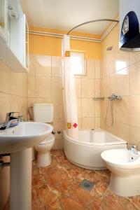 Kúpeľňa v ubytovaní Apartments by the sea Seget Vranjica, Trogir - 1051
