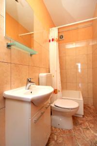 Kúpeľňa v ubytovaní Apartments by the sea Seget Vranjica, Trogir - 1051
