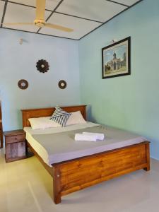 ein großes Bett in einem Zimmer mit einer Decke in der Unterkunft Nalluran illam - family room in Jaffna