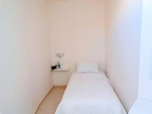 mały, biały pokój z 2 łóżkami w obiekcie Apartamento 24 cerca de galerias mall, consulado, CAS , 2 CAMAS , cocineta w mieście Hermosillo