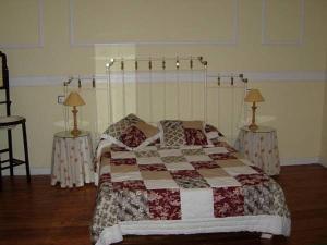 ein Schlafzimmer mit einem Bett und zwei Tischen mit Lampen in der Unterkunft Casa Rural El Cubano in La Fregeneda