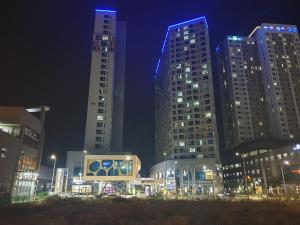 Gimcheon的住宿－Gimcheon Gumi KTX Yulgokdong Apartment，一座城市在晚上点燃,有高楼