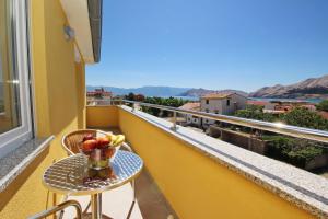 stół z misą owoców na balkonie w obiekcie Apartments with a parking space Baska, Krk - 18716 w Bašce