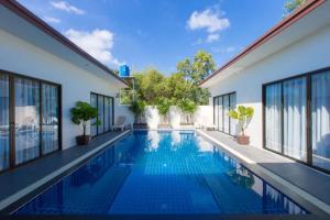 Bazén v ubytování The Casita Phuket (SHA+) nebo v jeho okolí