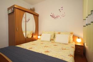 1 dormitorio con 1 cama con 2 almohadas en Apartments with a parking space Silo, Krk - 18735, en Šilo