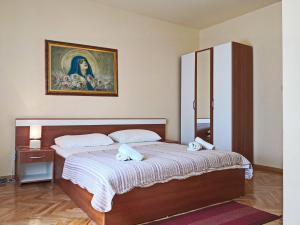 - une chambre avec un lit orné d'une peinture murale dans l'établissement Apartments with a parking space Silo, Krk - 18751, à Šilo
