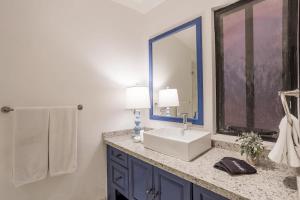 Bilik mandi di Luxury Apartments in Centro San Miguel de Allende with Rooftop & Jacuzzi