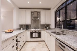 Ảnh trong thư viện ảnh của Luxury Apartments in Centro San Miguel de Allende with Rooftop & Jacuzzi ở San Miguel de Allende