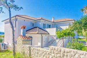 Zdjęcie z galerii obiektu Apartments by the sea Silo, Krk - 18759 w mieście Šilo