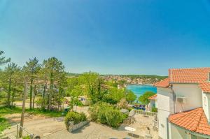 Zdjęcie z galerii obiektu Apartments by the sea Silo, Krk - 18759 w mieście Šilo