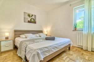 Zdjęcie z galerii obiektu Apartments by the sea Silo, Krk - 18759 w mieście Šilo