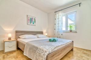 Zdjęcie z galerii obiektu Apartments by the sea Silo, Krk - 18759 w mieście Šilo