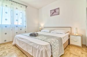 Zdjęcie z galerii obiektu Apartments by the sea Silo, Krk - 18759 w mieście Šilo