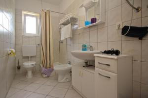 Ένα μπάνιο στο Apartments with parking space Silo, Krk - 18763