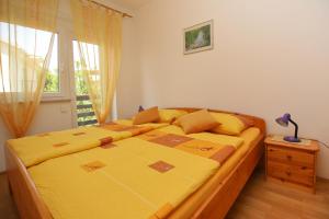 Ένα ή περισσότερα κρεβάτια σε δωμάτιο στο Apartments with parking space Silo, Krk - 18763