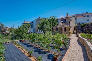 a garden in front of a house at Apartments by the sea Nerezine, Losinj - 18734 in Nerezine