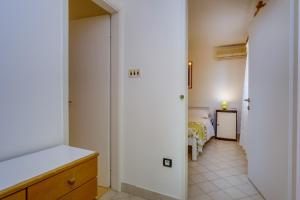 ネレジネにあるApartments by the sea Nerezine, Losinj - 18734のベッドルーム1室(ベッド1台付)、廊下が備わります。