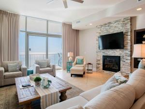 オレンジビーチにあるTurquoise Place #2805Cのソファと暖炉のあるリビングルーム