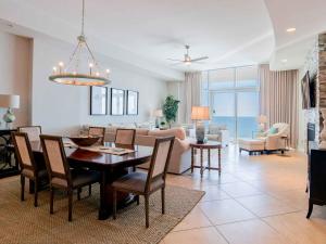 オレンジビーチにあるTurquoise Place #2805Cのテーブルと椅子のあるダイニングルームとリビングルーム