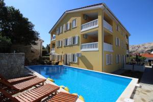 Bazén v ubytování Apartments with a swimming pool Baska, Krk - 18733 nebo v jeho okolí