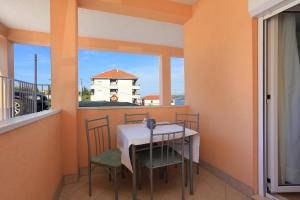 Rõdu või terrass majutusasutuses Apartments with a parking space Okrug Donji, Ciovo - 18796 +30 fotot