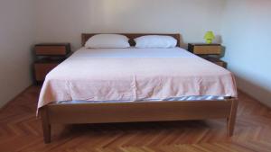 1 dormitorio con 1 cama grande y 2 almohadas en Apartments with a parking space Sveti Filip i Jakov, Biograd - 18810 en Sveti Filip i Jakov