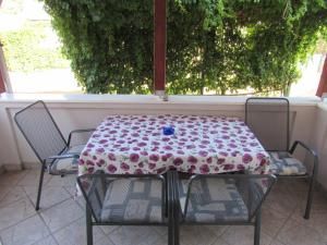 una mesa y 2 sillas con una mesa y sillas estampadas con flores en Apartments with a parking space Sveti Filip i Jakov, Biograd - 18810 en Sveti Filip i Jakov