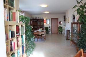 ein Wohnzimmer mit Bücherregalen mit Büchern in der Unterkunft Il Pioppo in Veroli