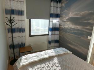 um quarto com uma cama e uma janela em Herostreet Apartment 9 em Iisalmi