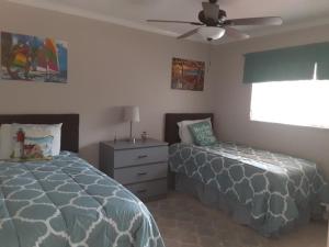 Un pat sau paturi într-o cameră la Pelican Inlet C117 condo