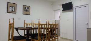 Un comedor con mesa y sillas en Mantra Apart, en La Rioja