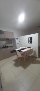 - une cuisine avec une table et des chaises dans la chambre dans l'établissement "MANTRA APART" y RENT CAR, à La Rioja