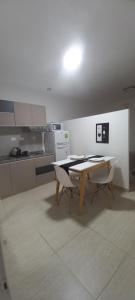 Una cocina con una mesa y sillas en una habitación. en Mantra Apart, en La Rioja
