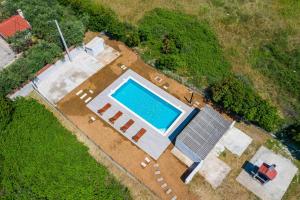 Bazén v ubytovaní Family-friendly apartments with swimming pools Nin, Zadar - 18821 alebo v jeho blízkosti