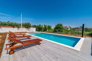 Bazén v ubytovaní Family-friendly apartments with swimming pools Nin, Zadar - 18821 alebo v jeho blízkosti