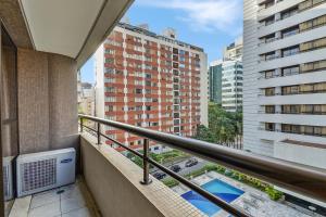 uma varanda com vista para um edifício em Suite at the Grand Plaza Avenida Paulista em São Paulo