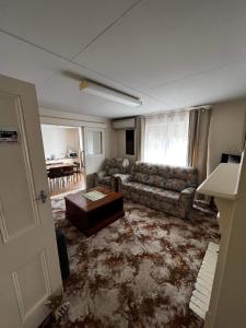 Posezení v ubytování The Crooked Cottage